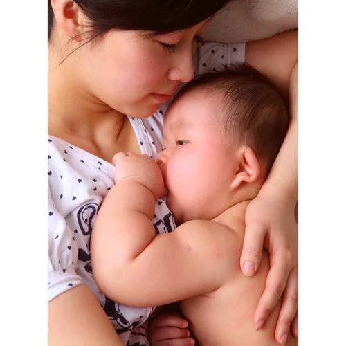 孕妇梦见抱小男孩喂奶_1