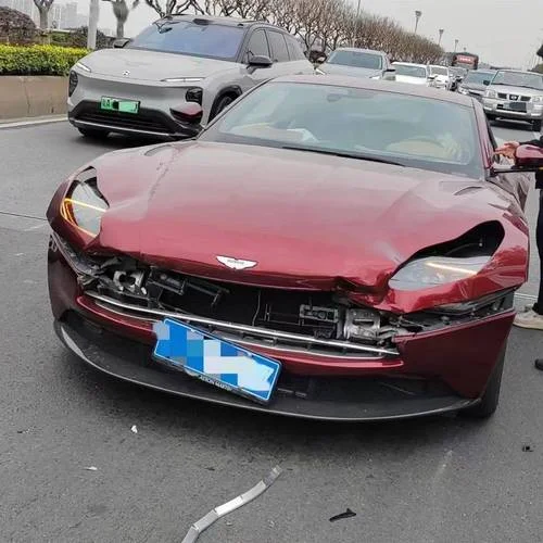 史上最牛跑车事故视频_1