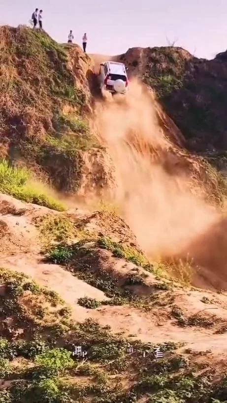 梦见下坡路很陡很难走_2