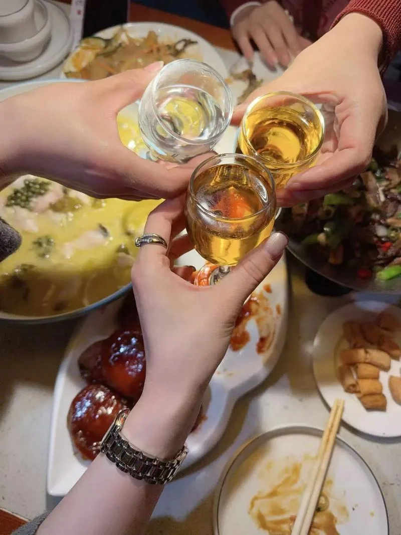 梦见自己生日请客喝酒_1