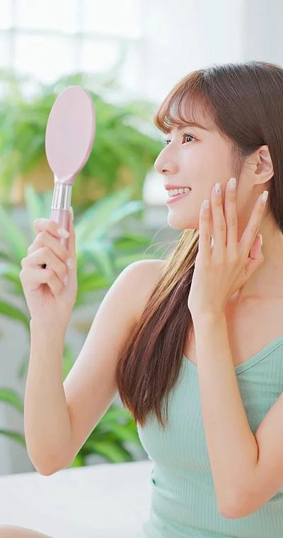 梦见自己照镜子变美了_2