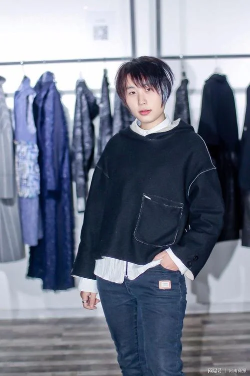 梦见卖衣服的女人_1