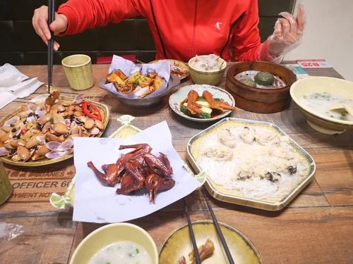 梦到自己出国了在吃饭_1