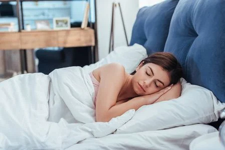 梦见情人睡在自家床上_2