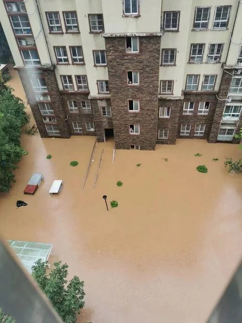 梦见楼上渗水到我家_2