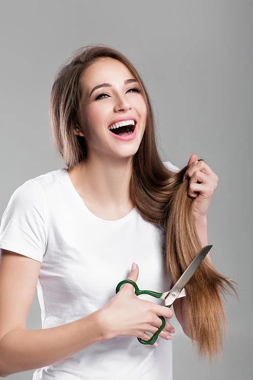 梦见女人帮自己剪头发_2