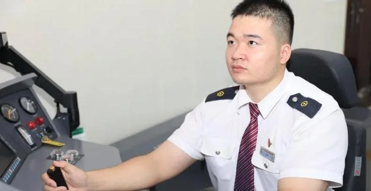 高铁司机一个月多少钱_2