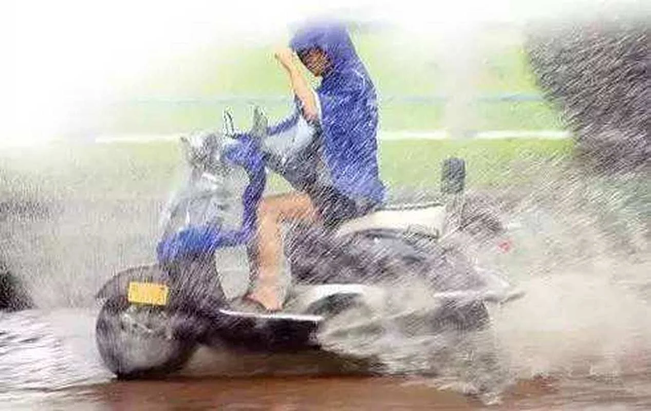 梦到洒水车喷到身上水_2