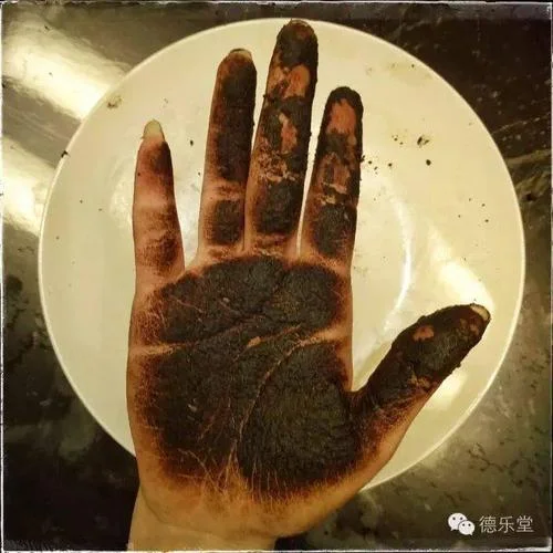 梦见双手沾满泥巴_1