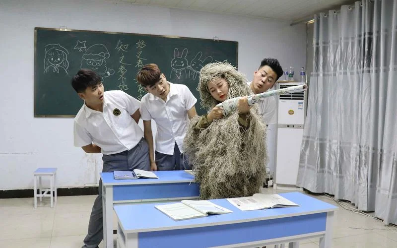 梦见女同学衣服破_1