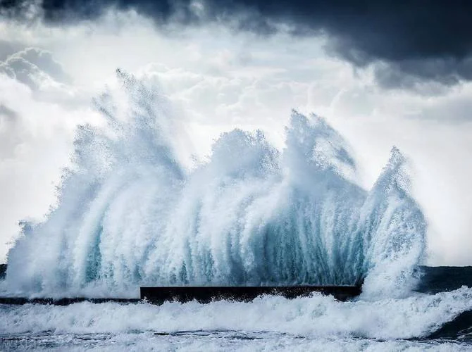 梦见海浪很大_2