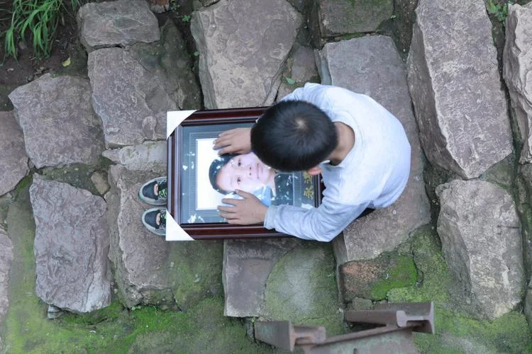 做梦梦到自己儿子死了_1