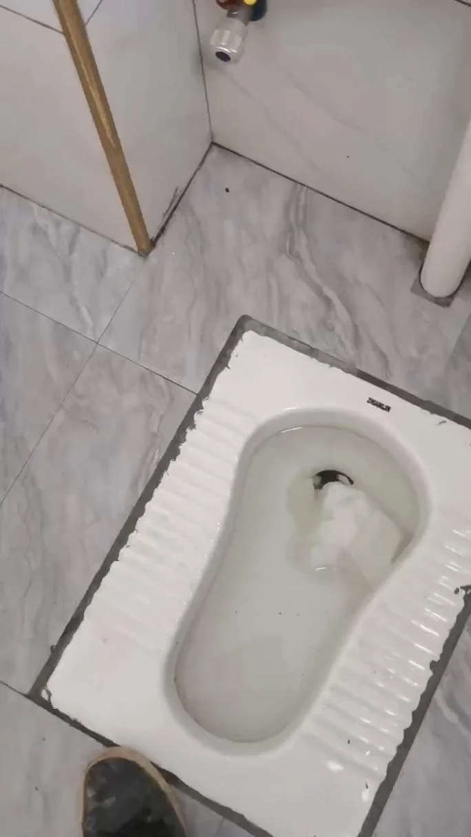 梦见厕所堵了水满出来_2