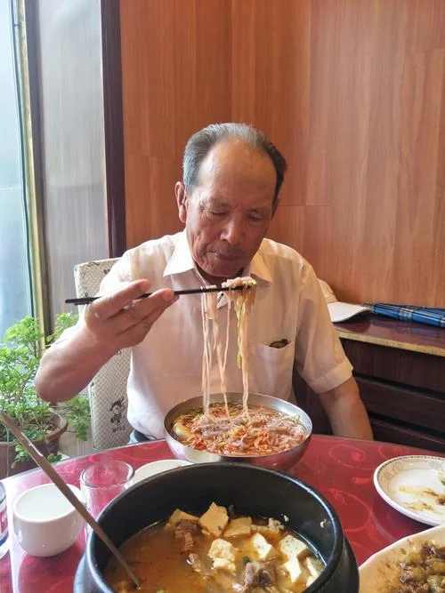 梦见去世的父亲在吃饭_1