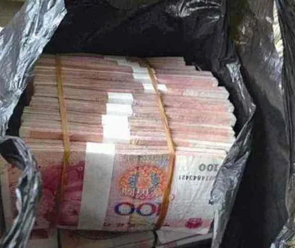梦到捡钱给自己老公了_1