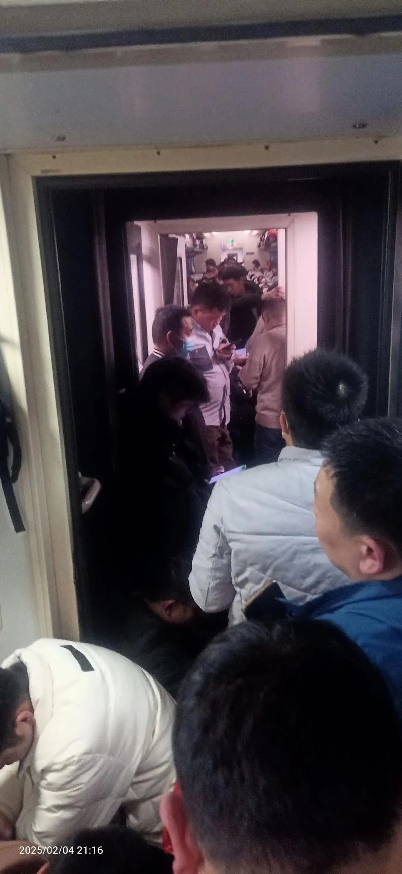 人潮拥挤下一句什么-人潮拥挤下一句