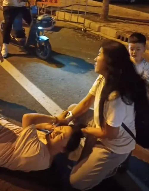 梦到两个小女孩子打架_1