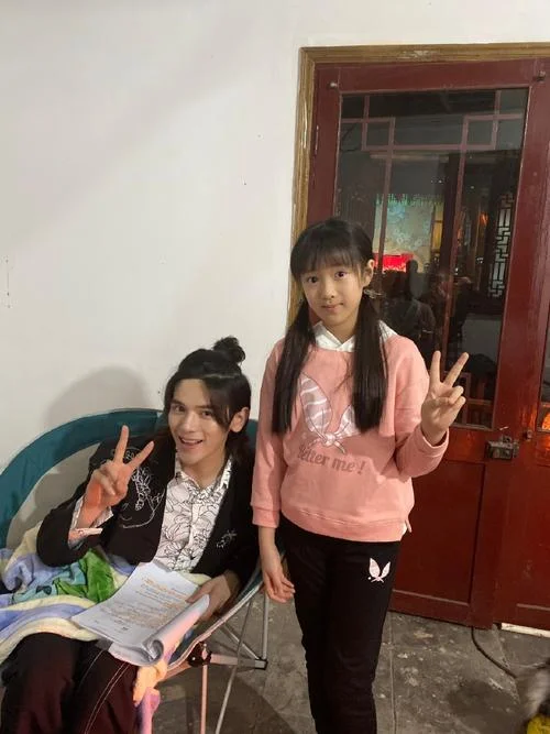 做梦梦到两个女孩_1