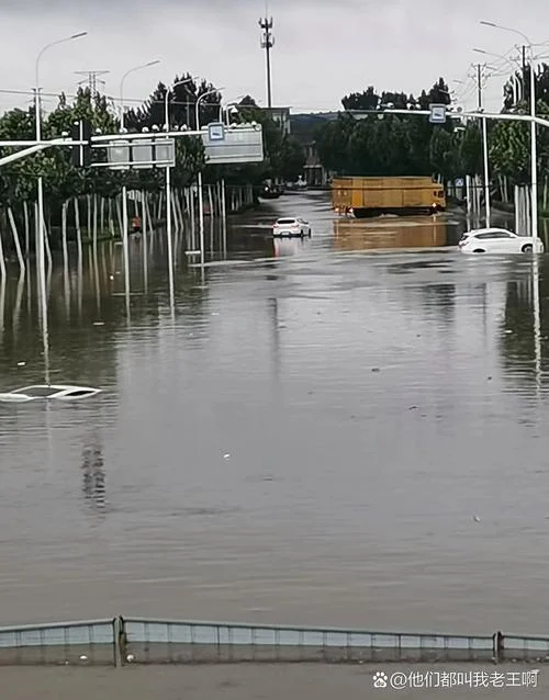 梦到下暴雨把路淹了_1
