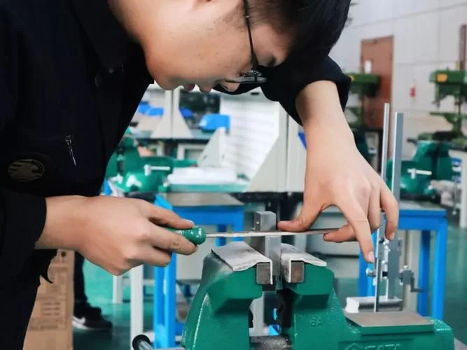 比亚迪钳工是做什么的_2