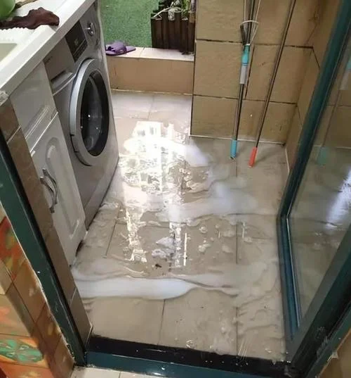 梦见下雨房子漏水_1