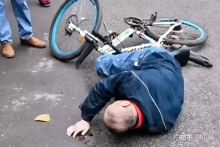 梦见路很泥泞骑车摔倒_1