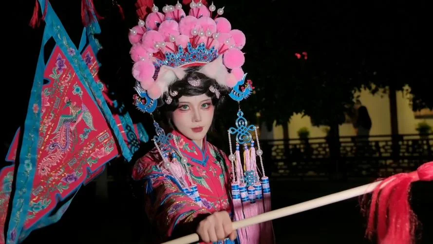 梦见唱戏的人在眼前-眼前唱戏人