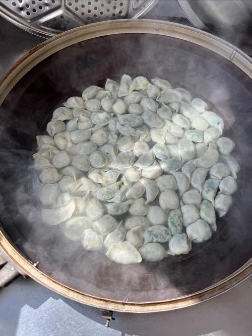 梦见煮饺子在锅里沸腾_2