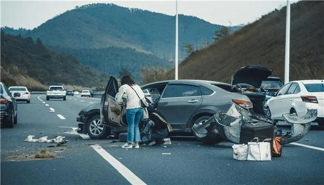 梦见开车翻车压人了_2