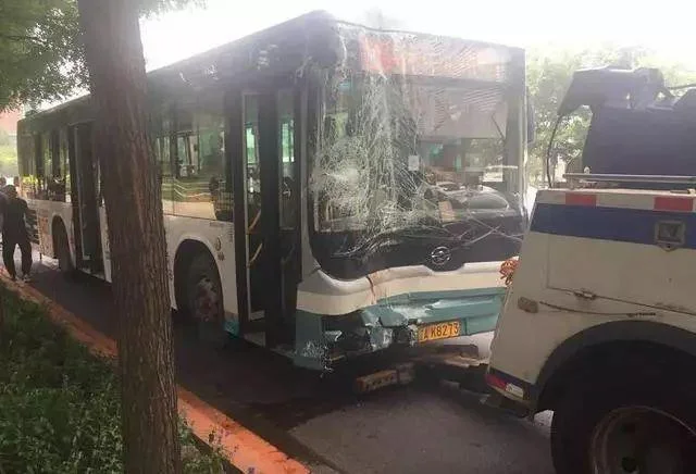 梦见开公交车有车祸_2