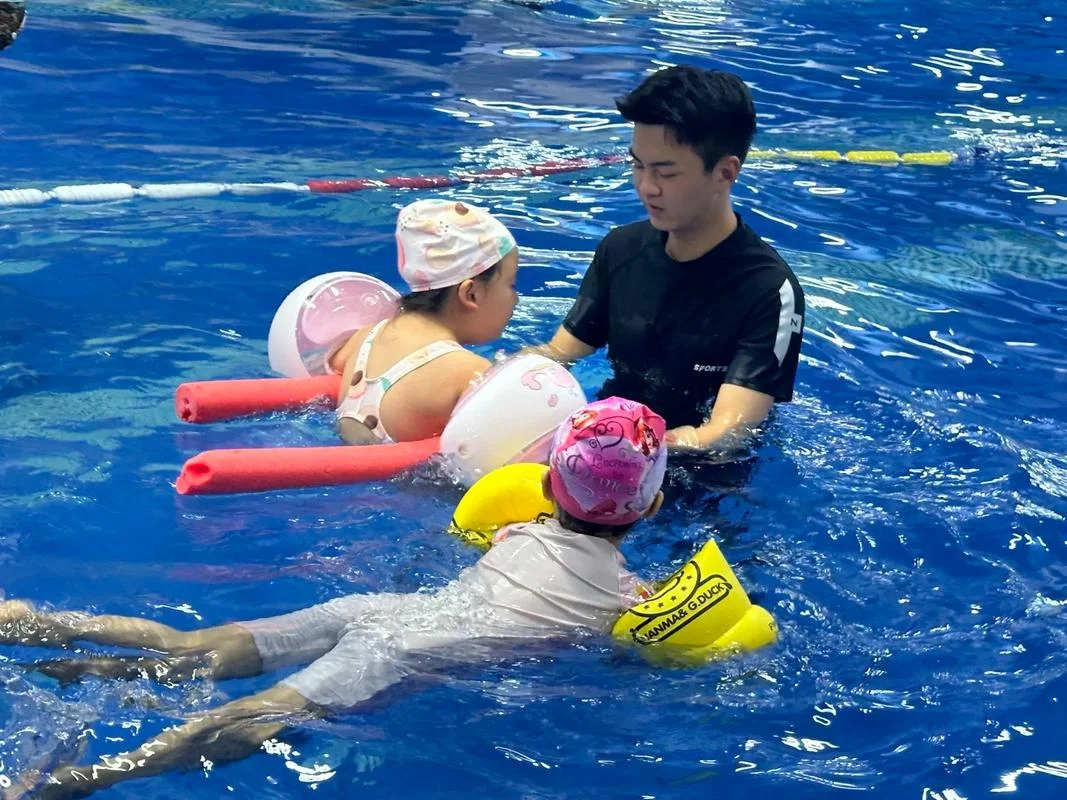 宝宝多大可以学游泳-小儿学游泳年龄