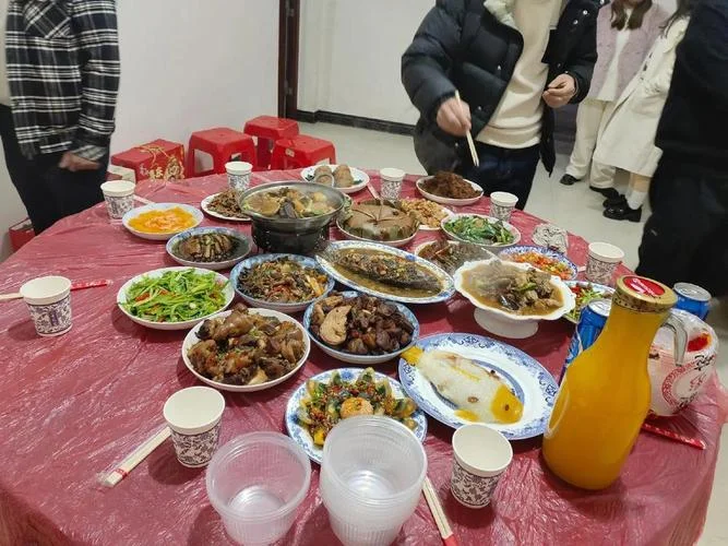 梦见朋友聚餐吃饭_1