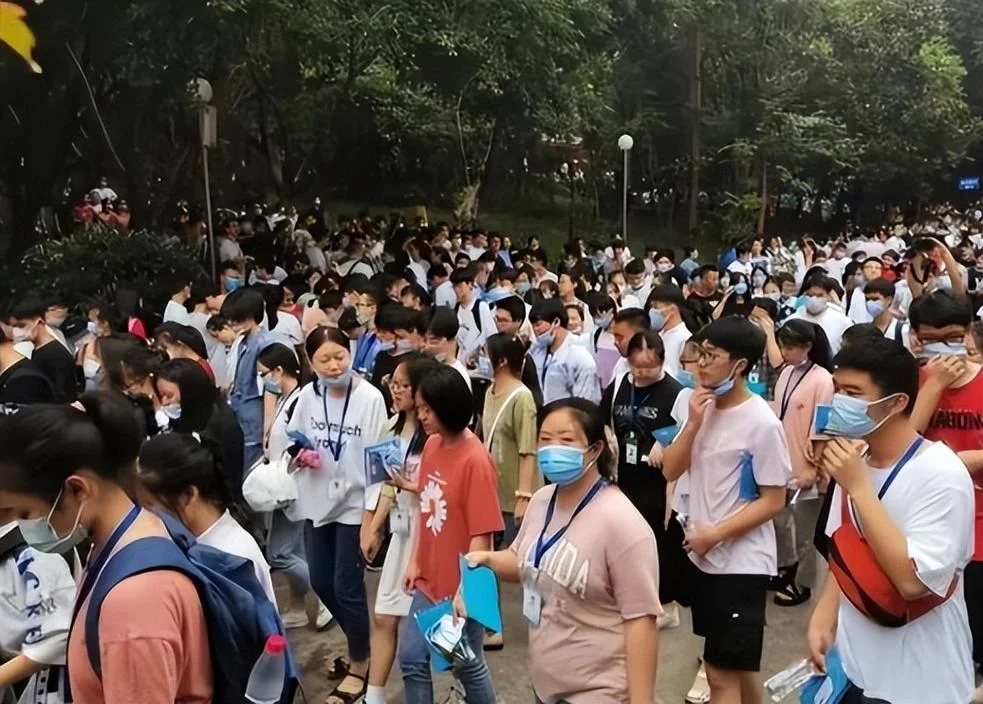 高考750分的三个人_2