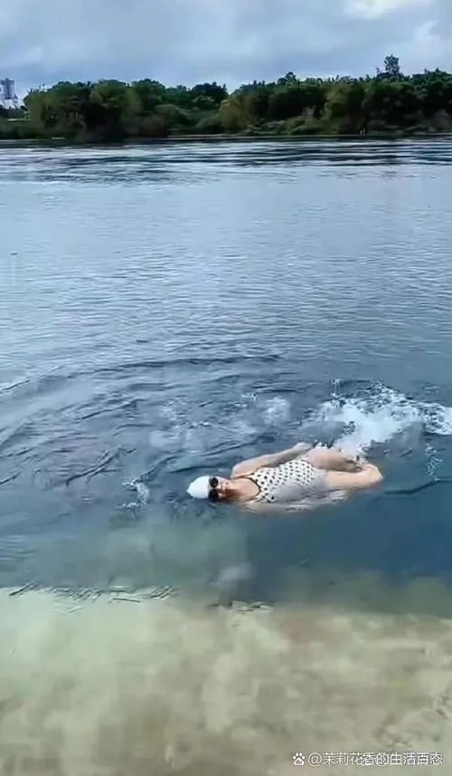 梦见自己水库里游泳-梦见水库游泳