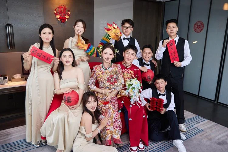 梦见跟很多人在一起参加婚宴_1