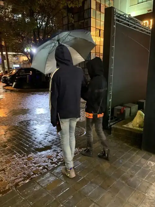 郑爽张恒雨夜撑伞看房被偶遇,张恒的天蓝色紧身裤也是没谁了