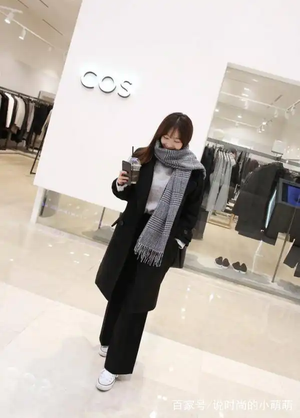 灰色围巾搭配什么颜色的衣服既时髦又好看