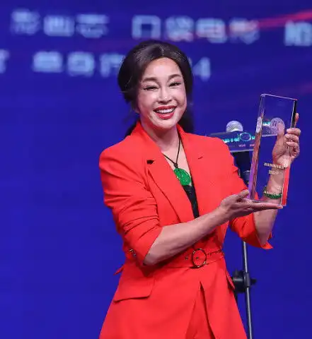 64岁刘晓庆与霍思燕同台亮相,越老越有味,她的膝盖皱纹多
