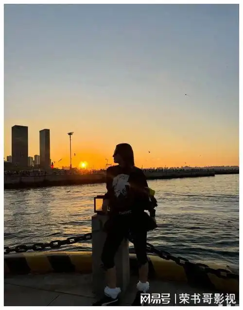 陈奕迅徐濠萦公开放闪,甜度爆表,阿徐穿搭有女大学生的既视感