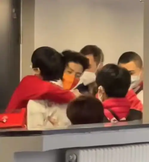 王诗玥拥抱羽生结弦,柳鑫宇拍肩打气,两人把冰墩墩送给羽生结弦