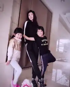 曹格娇妻带儿女外出姐姐越来越美还有大长腿