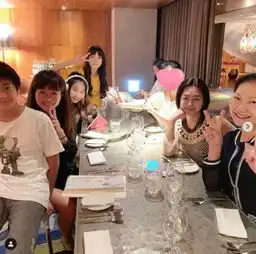 大s回娘家和亲友一同庆生徐氏三姐妹同框