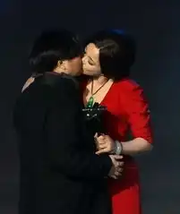 刘晓庆激吻女导演被指重口味颁奖现场走光图