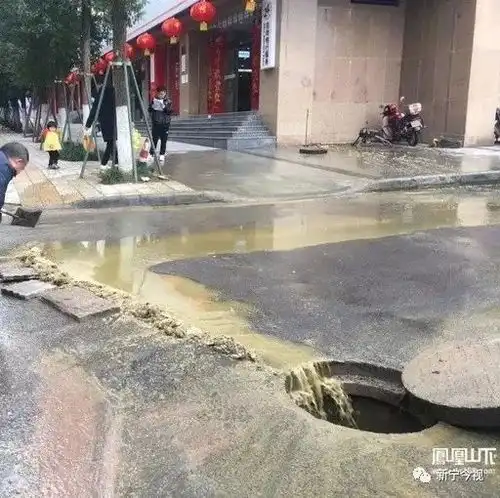 新宁一小区化粪池堵塞污水满街横流,臭味扑鼻,太恶心了