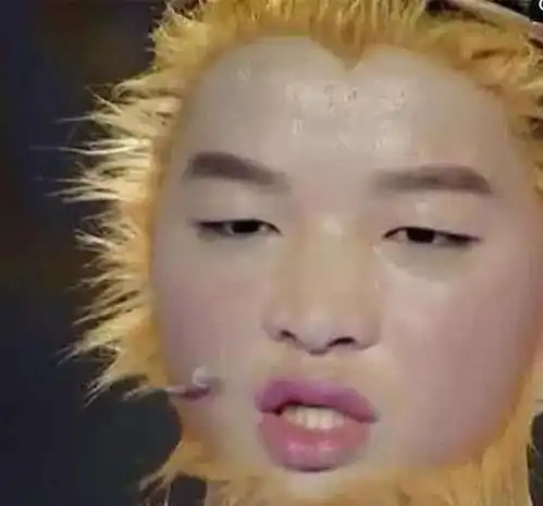 男孩因长得丑遭亲妈抛弃,被周星驰相中走红,如今颜值逆袭