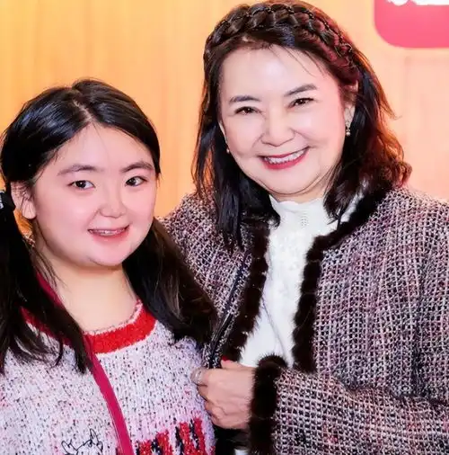 68岁胡慧中近况一家四口罕见合体,女儿超180斤,五官引热议