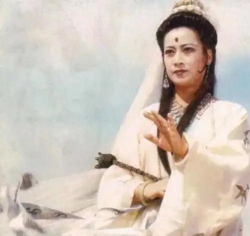 左老师演观音时发生许多怪事,剧组人也跪拜她,后来便开始信佛