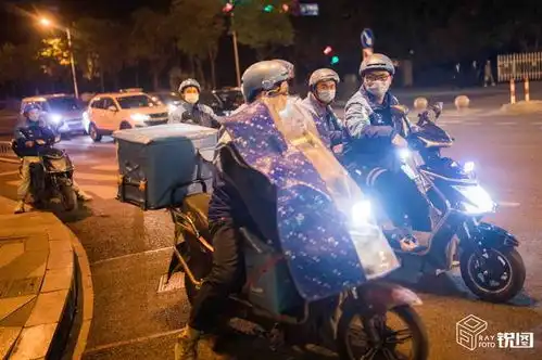 双十一夜宵爆单路上全是骑手有人送完外卖还要为自己网店打包发货