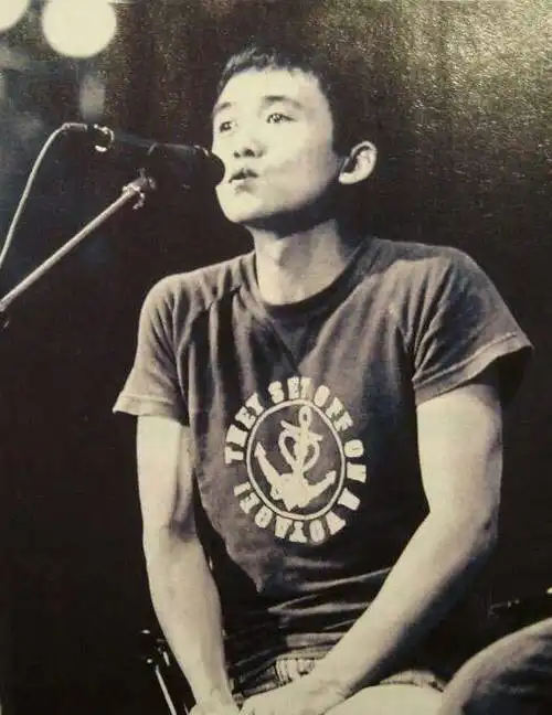 孤独的人是可耻的这是一个恋爱的季节,空气里都是情侣的味道