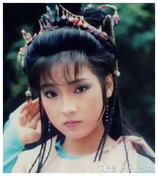 与周星驰是发小,曾被冤枉背狐狸精骂名,今被苗侨伟独宠29年